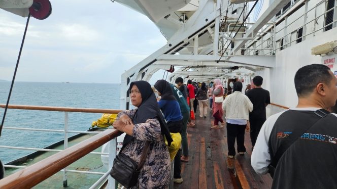 
 Pelayaran Mudik KM Ngapulu Tanjung Priok-Medan Ramai Penumpang, Ada yang Rela Tidur di Lorong Kapal