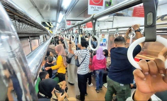 
 Hari Pertama WFA Jelang Lebaran 2026, 323 Ribu Pengguna Naik KRL