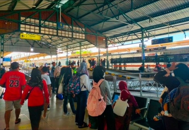 
 Program Takjil Gratis KAI Daop 7 Temani Penumpang Berbuka di Stasiun Madiun
