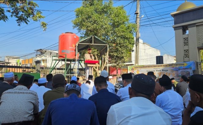 
 Warga Aceh Tamiang Salat Idulfitri di Masjid Sisa Lumpur Banjir