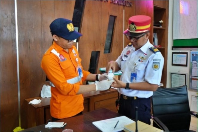 
 KAI Daop 7 Madiun Gelar Tes Narkoba Mendadak, Pastikan Petugas Arus Balik Lebaran Bebas Zat Terlarang