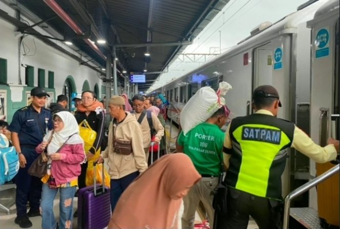 
 KAI Daop 1 Jakarta Jaga Layanan Prima di Masa Arus Balik, Kedatangan Penumpang Masih Mendominasi dan Perjalanan Tetap Terkendali