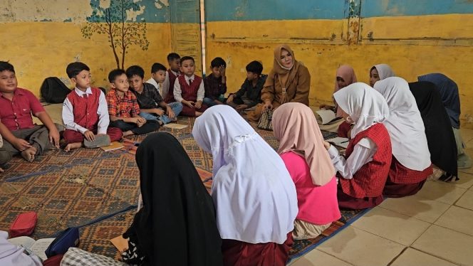 
 Sekolah Terdampak Banjir di Aceh Tamiang Kembali Aktif, Siswa Belajar di Lantai Tanpa Seragam
