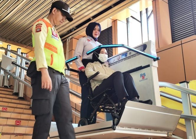 
 KAI Commuter Hadirkan Platform Lift di Stasiun Cikini, Perkuat Layanan Ramah Disabilitas