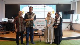 Serah Terima Penyaluran Donasi untuk para Mustahik di Palestina secara simbolis diserahkan oleh Direktur Keuangan, SDM & Manajemen Risiko IPC TPK Yanuar Evyanto kepada Adara Relief Internasional.foto istimewa/IPC TPK