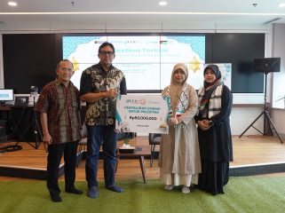 Serah Terima Penyaluran Donasi untuk para Mustahik di Palestina secara simbolis diserahkan oleh Direktur Keuangan, SDM & Manajemen Risiko IPC TPK Yanuar Evyanto kepada Adara Relief Internasional.foto istimewa/IPC TPK 