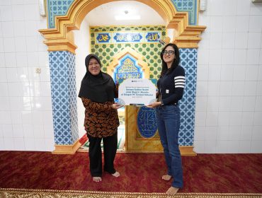 Serah terima bantuan fasilitas ibadah dari Manajemen IPC TPK kepada Pengurus Mushollah At-Taqwa. Foto istimewa/IPC TPK 