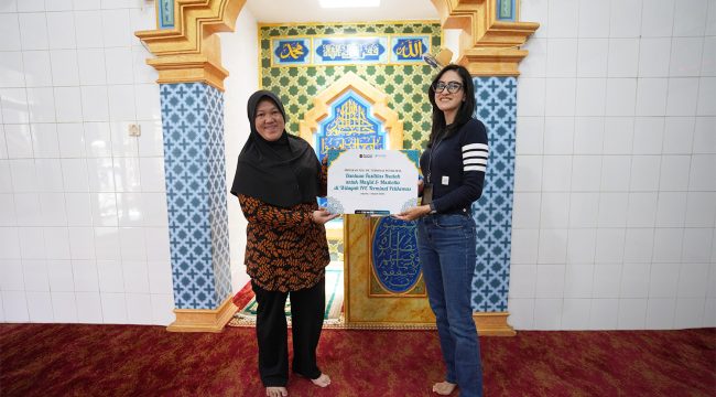 Serah terima bantuan fasilitas ibadah dari Manajemen IPC TPK kepada Pengurus Mushollah At-Taqwa. Foto istimewa/IPC TPK 