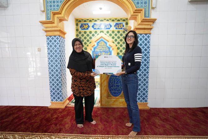 
 Serah terima bantuan fasilitas ibadah dari Manajemen IPC TPK kepada Pengurus Mushollah At-Taqwa. Foto istimewa/IPC TPK 