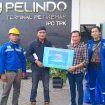 Serah terima bantuan paket sembako ramadan oleh Manager IPC TPK Area Palembang Agustian Chandra kepada TKBM Pelabuhan Boom Baru Palembang. Foto istimewa/IPC TPK