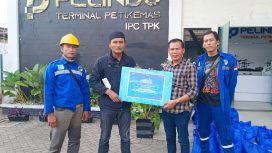 Serah terima bantuan paket sembako ramadan oleh Manager IPC TPK Area Palembang Agustian Chandra kepada TKBM Pelabuhan Boom Baru Palembang. Foto istimewa/IPC TPK