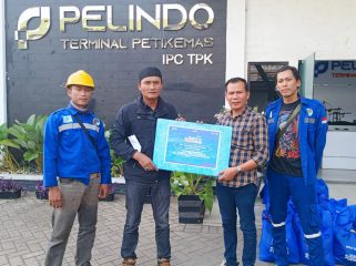 Serah terima bantuan paket sembako ramadan oleh Manager IPC TPK Area Palembang Agustian Chandra kepada TKBM Pelabuhan Boom Baru Palembang. Foto istimewa/IPC TPK 
