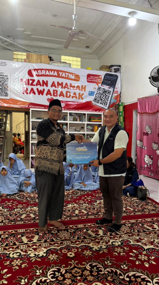 
 Sekretaris Perusahaan Pelindo Solusi Digital, Dimas Giri Prabowo, saat menyalurkan santunan anak yatim di panti asuhan. Foto istimewa/ILCS 