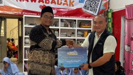 Sekretaris Perusahaan Pelindo Solusi Digital, Dimas Giri Prabowo, saat menyalurkan santunan anak yatim di panti asuhan. Foto istimewa/ILCS