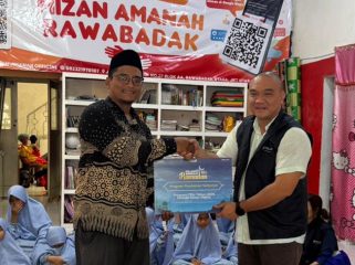 Sekretaris Perusahaan Pelindo Solusi Digital, Dimas Giri Prabowo, saat menyalurkan santunan anak yatim di panti asuhan. Foto istimewa/ILCS 