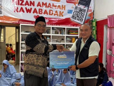 Sekretaris Perusahaan Pelindo Solusi Digital, Dimas Giri Prabowo, saat menyalurkan santunan anak yatim di panti asuhan. Foto istimewa/ILCS 