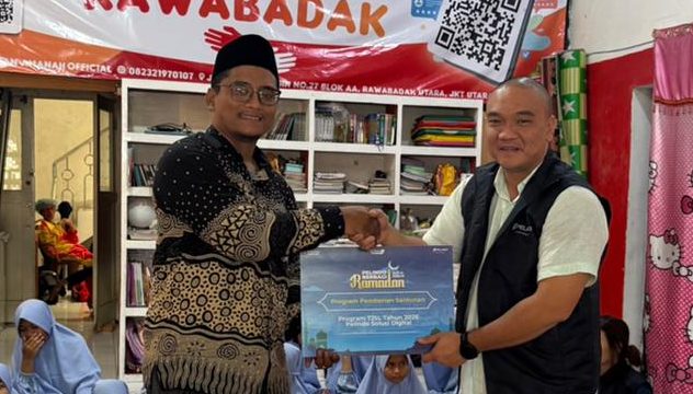 Sekretaris Perusahaan Pelindo Solusi Digital, Dimas Giri Prabowo, saat menyalurkan santunan anak yatim di panti asuhan. Foto istimewa/ILCS 
