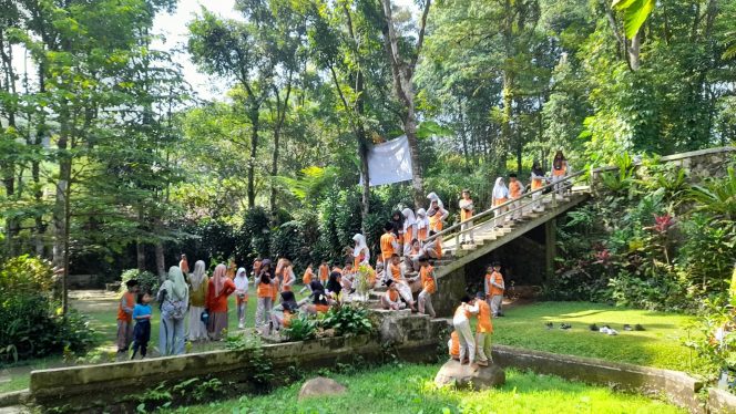 
 Siswa MI Darussalam Kunjungi Taman Baca Lembah Cimayang, Obati Rindu Belajar di Alam