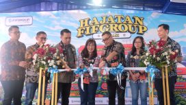 Direktur FIFGROUP, Esther Sri Harjati (tengah) dan Julius Julianto Kusdinar (ketiga dari kanan) yang didampingi oleh Kepala Wilayah FIFGROUP Jabar 2, Hendra Sugara Martha (kedua dari kiri), beserta jajaran manajemen FIFGROUP, saat pemotongan pita menandai diresmikannya gelaran Hajatan FIFGROUP Cabang Bekasi, peresmian gedung baru sekaligus pemasangan solar panel, pada Sabtu, 25 April 2026, berlokasi di kantor FIFGROUP Cabang Bekasi.