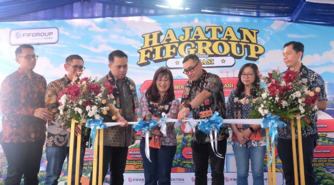 Direktur FIFGROUP, Esther Sri Harjati (tengah) dan Julius Julianto Kusdinar (ketiga dari kanan) yang didampingi oleh Kepala Wilayah FIFGROUP Jabar 2, Hendra Sugara Martha (kedua dari kiri), beserta jajaran manajemen FIFGROUP, saat pemotongan pita menandai diresmikannya gelaran Hajatan FIFGROUP Cabang Bekasi, peresmian gedung baru sekaligus pemasangan solar panel, pada Sabtu, 25 April 2026, berlokasi di kantor FIFGROUP Cabang Bekasi.