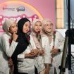 Pengunjung berfoto di photo booth bertema Hari Kartini dalam rangkaian aktivasi FIFGROUP di MRT Blok M, Jakarta, sebagai bentuk ekspresi diri dan perayaan semangat perempuan masa kini.
Foto istimewa/FIFGROUP