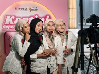 Pengunjung berfoto di photo booth bertema Hari Kartini dalam rangkaian aktivasi FIFGROUP di MRT Blok M, Jakarta, sebagai bentuk ekspresi diri dan perayaan semangat perempuan masa kini. 
Foto istimewa/FIFGROUP 