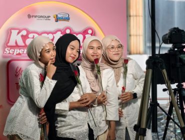 Pengunjung berfoto di photo booth bertema Hari Kartini dalam rangkaian aktivasi FIFGROUP di MRT Blok M, Jakarta, sebagai bentuk ekspresi diri dan perayaan semangat perempuan masa kini. 
Foto istimewa/FIFGROUP 