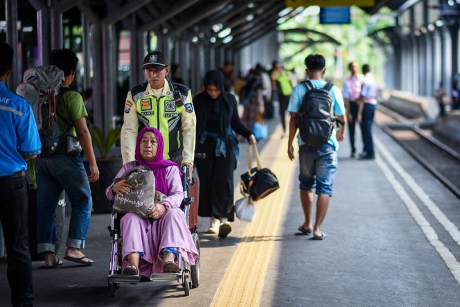 
 Insiden Viral KRL di Manggarai, KAI Services Tekankan Pentingnya Tertib Penumpang