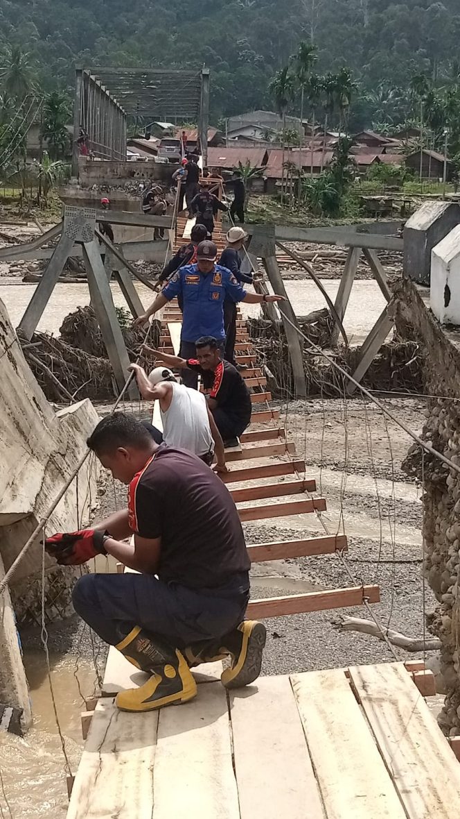 
 Damkar Pining Bangun Jembatan Darurat, Harapan Warga Kembali Tersambung