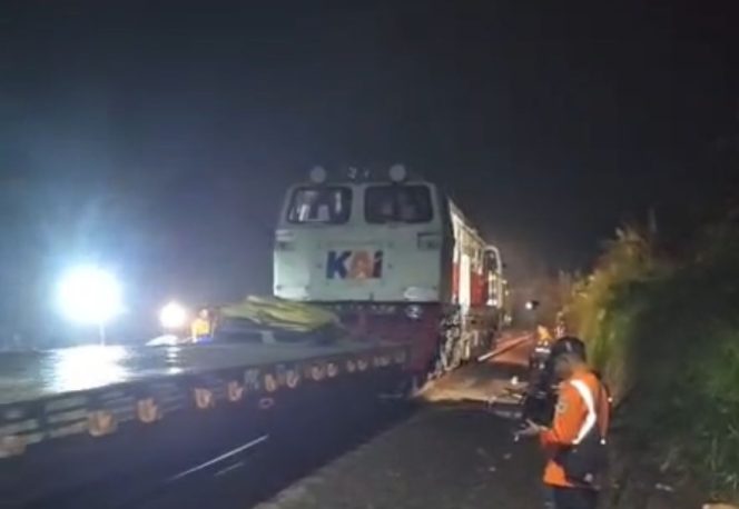 
 Evakuasi KA Anjlok Rampung, Dua Jalur KA di Lintas Bumiayu Dapat Dilalui dengan Pembatasan Kecepatan