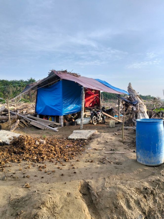 
 12 Kepala Keluarga di Selmak Lubok Pusaka Masih Bertahan di Bawah Terpal Pasca Bencana