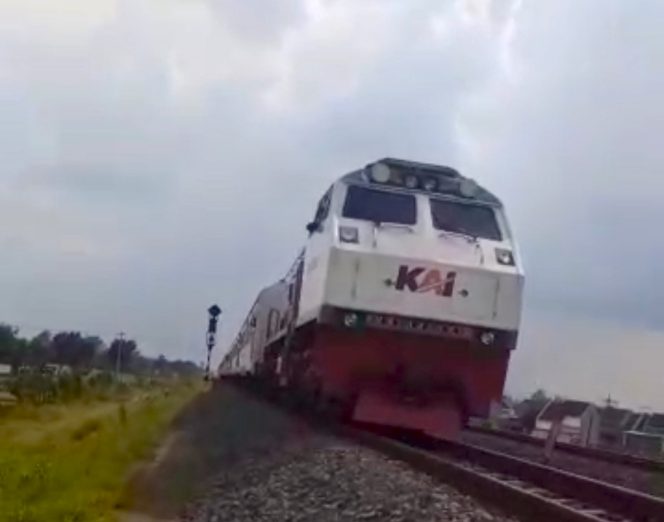 
 Nyawa Terselamatkan! Masinis dan Petugas KAI Gagalkan Upaya Bunuh Diri di Jalur KA Kertosono