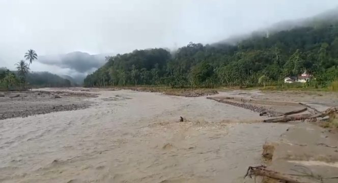 
 Warga Pintu Rime Mengungsi Tengah Malam, Minta Normalisasi Sungai Segera Dilakukan