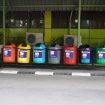 Deretan tempat sampah terpilah tersedia di area stasiun sebagai upaya KAI Daop 1 Jakarta meningkatkan kebersihan, kenyamanan, dan keselamatan. KAI mengimbau masyarakat untuk membuang sampah sesuai jenisnya dan tidak sembarangan demi menjaga lingkungan stasiun tetap bersih dan aman.