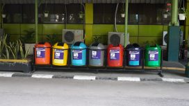 Deretan tempat sampah terpilah tersedia di area stasiun sebagai upaya KAI Daop 1 Jakarta meningkatkan kebersihan, kenyamanan, dan keselamatan. KAI mengimbau masyarakat untuk membuang sampah sesuai jenisnya dan tidak sembarangan demi menjaga lingkungan stasiun tetap bersih dan aman.