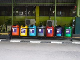 Deretan tempat sampah terpilah tersedia di area stasiun sebagai upaya KAI Daop 1 Jakarta meningkatkan kebersihan, kenyamanan, dan keselamatan. KAI mengimbau masyarakat untuk membuang sampah sesuai jenisnya dan tidak sembarangan demi menjaga lingkungan stasiun tetap bersih dan aman.
