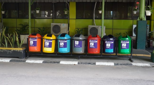 Deretan tempat sampah terpilah tersedia di area stasiun sebagai upaya KAI Daop 1 Jakarta meningkatkan kebersihan, kenyamanan, dan keselamatan. KAI mengimbau masyarakat untuk membuang sampah sesuai jenisnya dan tidak sembarangan demi menjaga lingkungan stasiun tetap bersih dan aman.