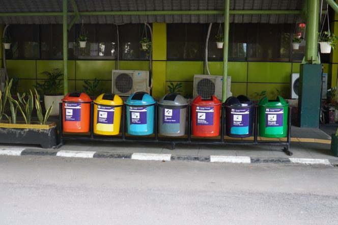 
 Deretan tempat sampah terpilah tersedia di area stasiun sebagai upaya KAI Daop 1 Jakarta meningkatkan kebersihan, kenyamanan, dan keselamatan. KAI mengimbau masyarakat untuk membuang sampah sesuai jenisnya dan tidak sembarangan demi menjaga lingkungan stasiun tetap bersih dan aman.