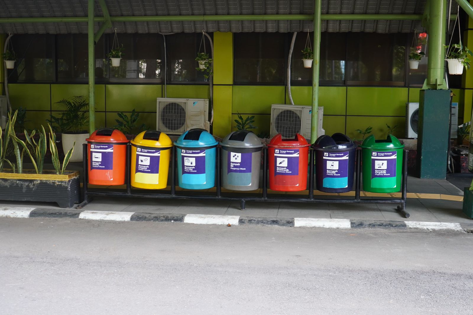 Deretan tempat sampah terpilah tersedia di area stasiun sebagai upaya KAI Daop 1 Jakarta meningkatkan kebersihan, kenyamanan, dan keselamatan. KAI mengimbau masyarakat untuk membuang sampah sesuai jenisnya dan tidak sembarangan demi menjaga lingkungan stasiun tetap bersih dan aman.