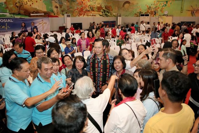 
 Di Tengah Konflik Timur Tengah, Partai Demokrat Berikan Bansos Hasil Lelang Lukisan SBY