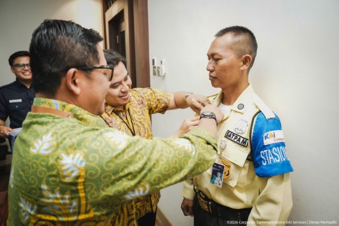 
 KAI Services Beri Penghargaan kepada Petugas Keamanan Stasiun Manggarai yang Sempat Viral