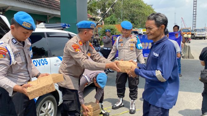 
 Jumat Berkah di Tanjung Priok: Wujud Kepedulian Polri Pererat Silaturahmi dengan Masyarakat