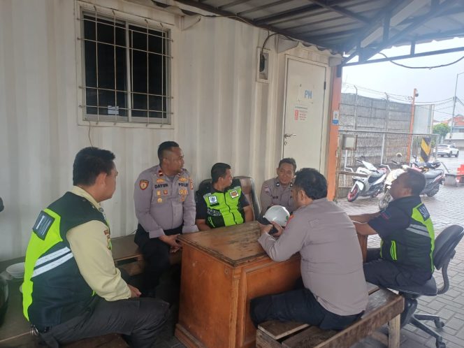 
 Patroli Dialogis Polsubsektor Inggom, Wujudkan Keamanan dan Ketertiban di Kawasan Pelabuhan Tanjung Priok