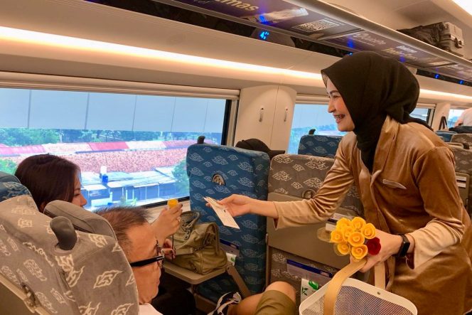 
 Semarak Hari Kartini, Ratusan Petugas Whoosh Berkebaya Bagikan Hadiah kepada Penumpang