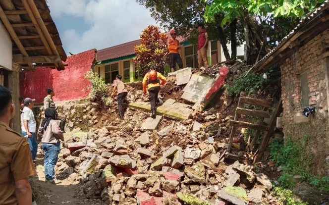 
 Banjir dan Longsor Terjang Bogor Barat, Aktivis Minta KDM Turun Tangan