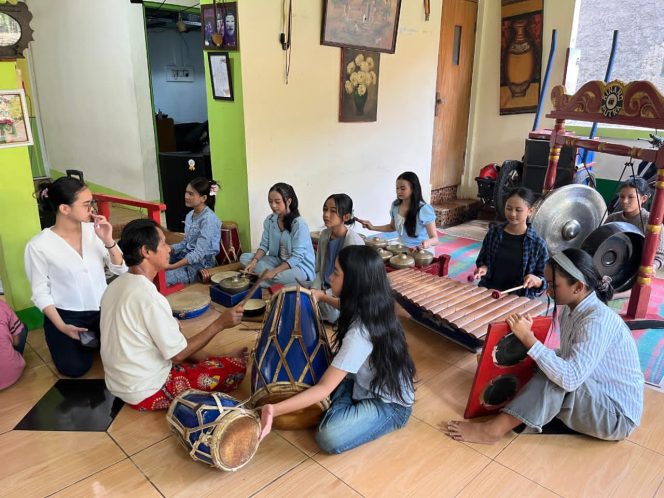 
 108 Tahun Menolak Padam: Cerita Sanggar Kinang Putra Menjaga Topeng Cisalak