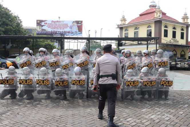 
 Polres Pelabuhan Tanjung Priok Gelar Latihan Dalmas, Tingkatkan Kesiapsiagaan Jelang Hari Buruh Internasional 2026