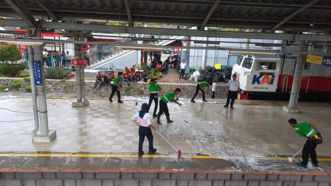 
 Di Balik Duka Tragedi Bekasi Timur, Tim Cleaning KAI Services Bersihkan Area Stasiun