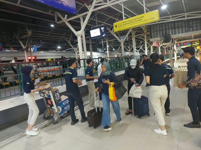 
 KAI Services Salurkan Service Recovery ke 90.783 Penumpang Terdampak Keterlambatan