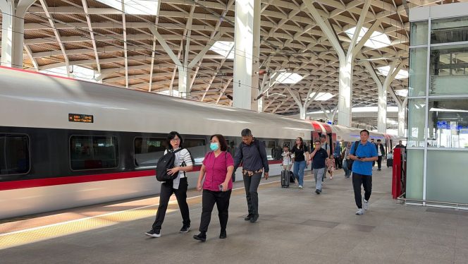 
 Penumpang Whoosh Diprediksi Naik 15% saat Libur Panjang, KCIC Imbau Pesan Tiket Online Lebih Awal